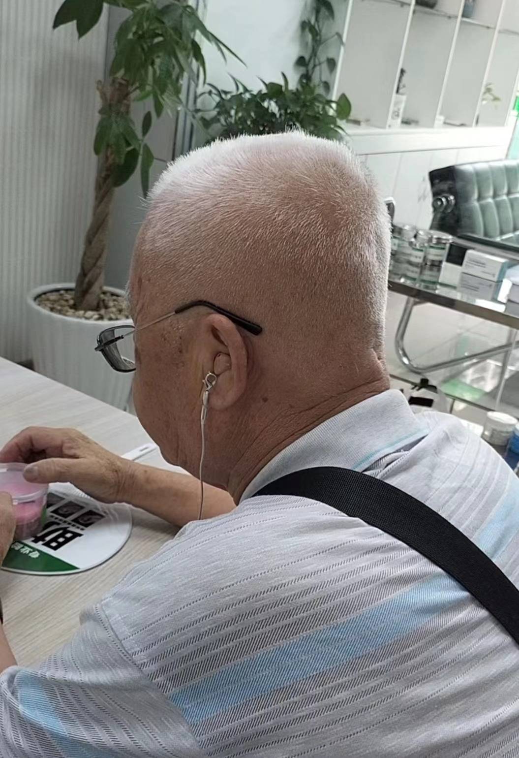 85岁高龄的老年人戴启敏系列的耳道式助听器_爷爷_耳朵_交流