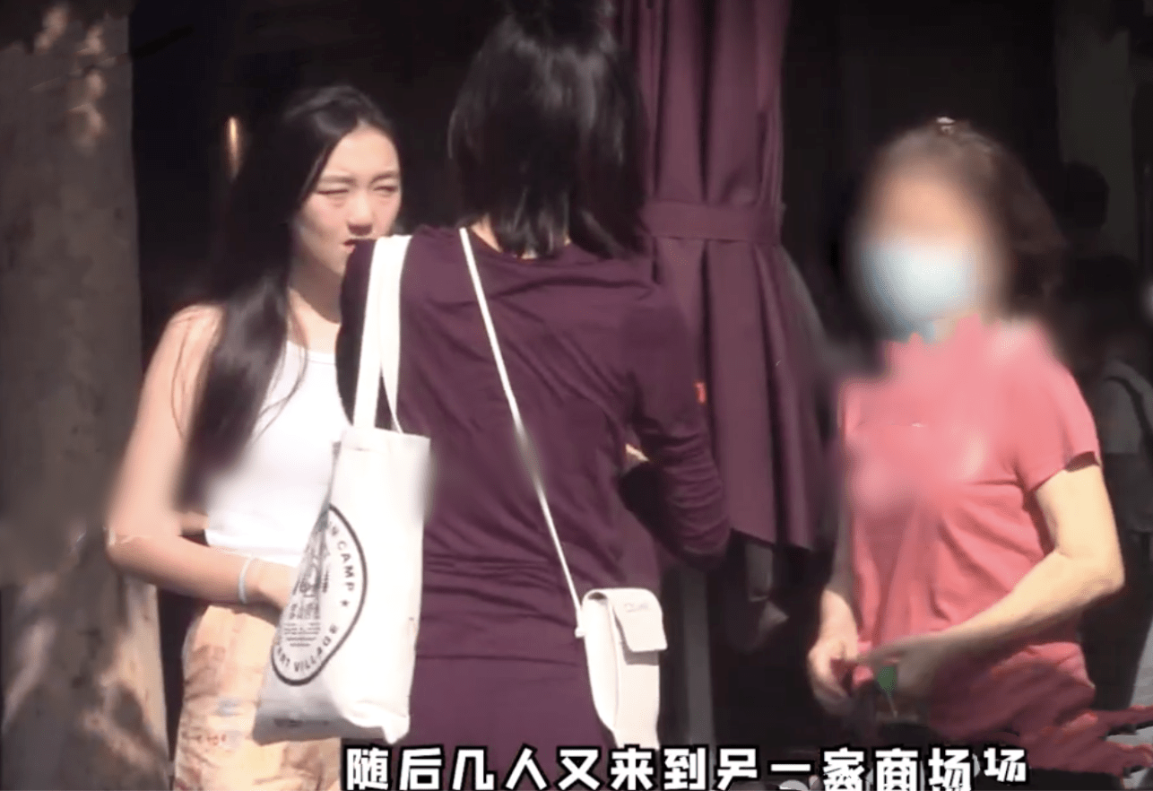 海哈金喜带娃陪继女买衣服,为李嫣挑选如生母