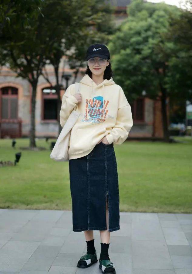 原创今年春天卫衣牛仔裙又火了学杨紫这样穿时髦减龄显气质