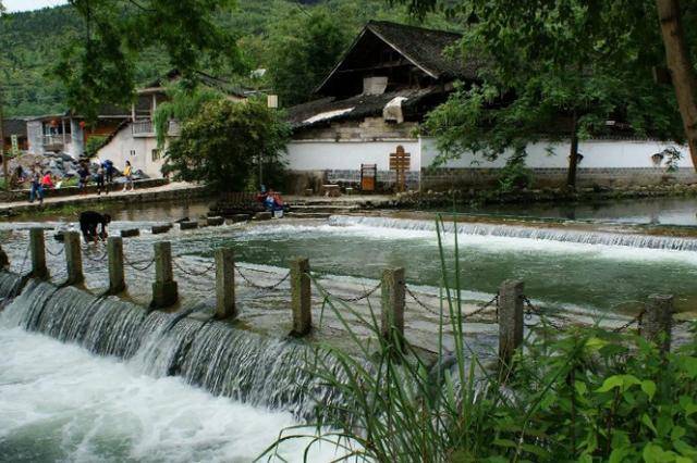 贵州这一小村庄，地处太平河畔，青石小巷可通往全村，就在铜仁市