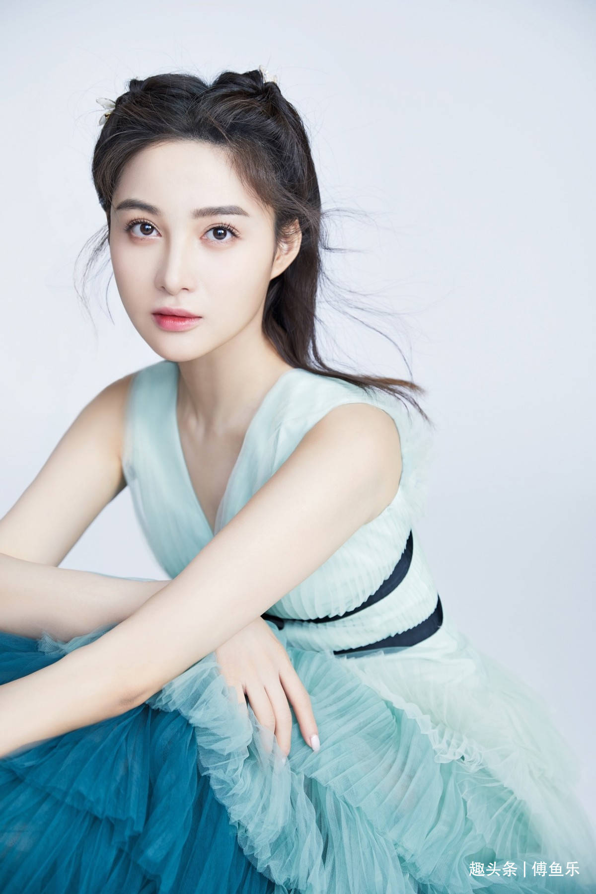 孙嘉璐甜了一整年!穿过的神仙礼裙一套比一套仙_时尚_look_小公主