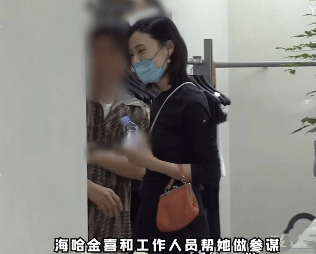 海哈金喜带娃陪继女买衣服,为李嫣挑选如生母