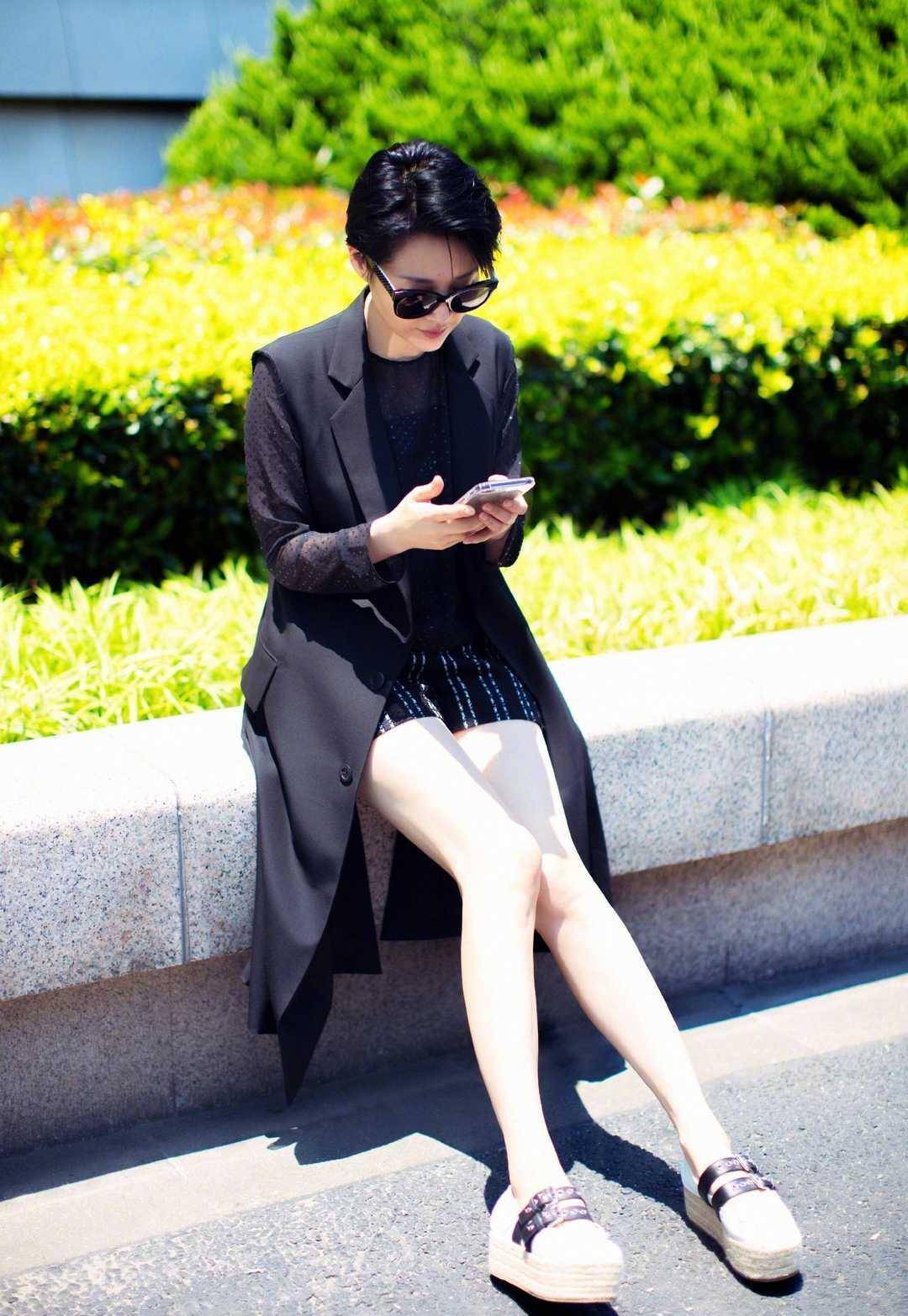 许晴终于换发短,前齐耳短发a到爆,穿黑色马甲配短裤又飒又美_都会更