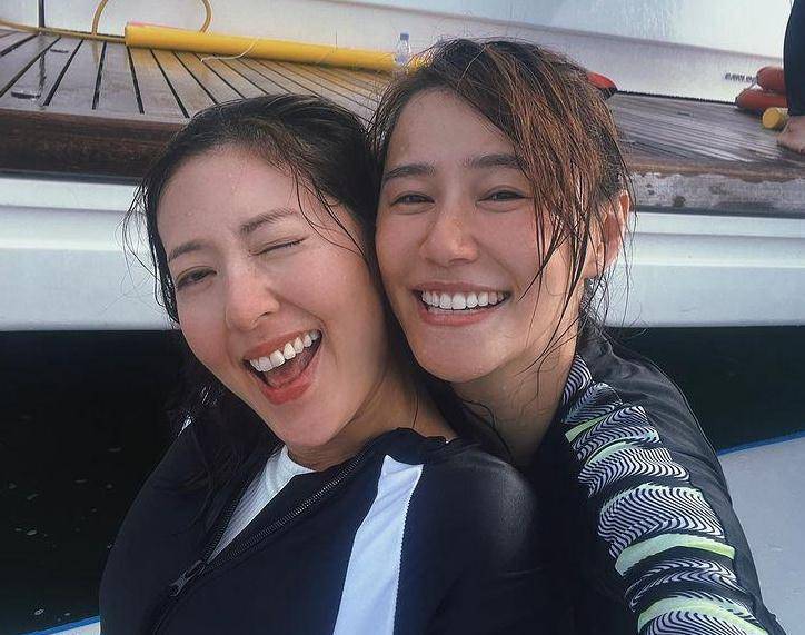 原创唐诗咏约黄翠如出海游玩姐妹顶着38度烈日在游艇上开心自拍