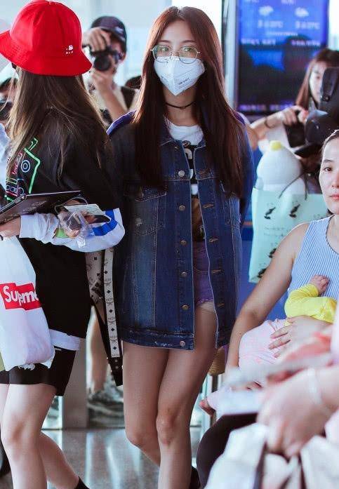 原创杨超越太放肆了吧穿拖鞋工作就算了却还穿得那么好看简直过分