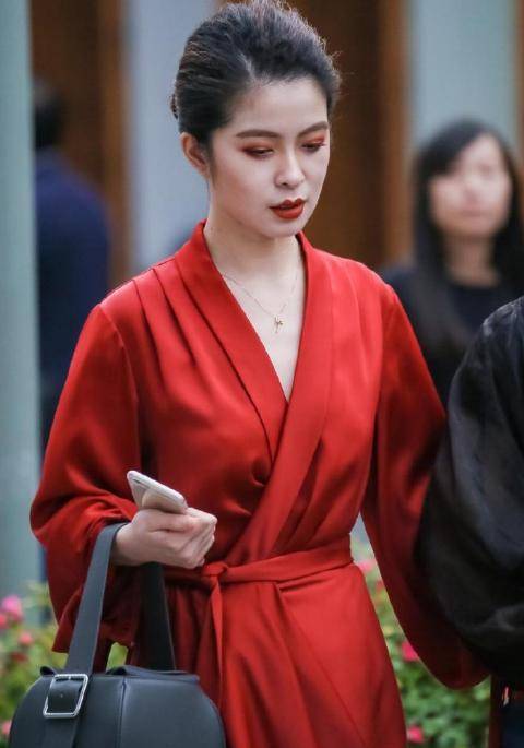 明亮的红色用于大面积的衣服,这将是非常高端的氛围.