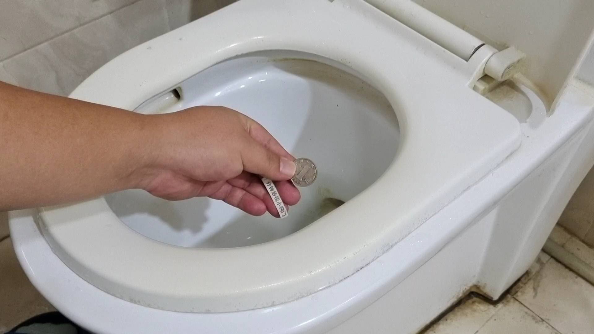 为什么厕所要放一枚硬币，这个作用太厉害了，家家户户都需要_搜狐网