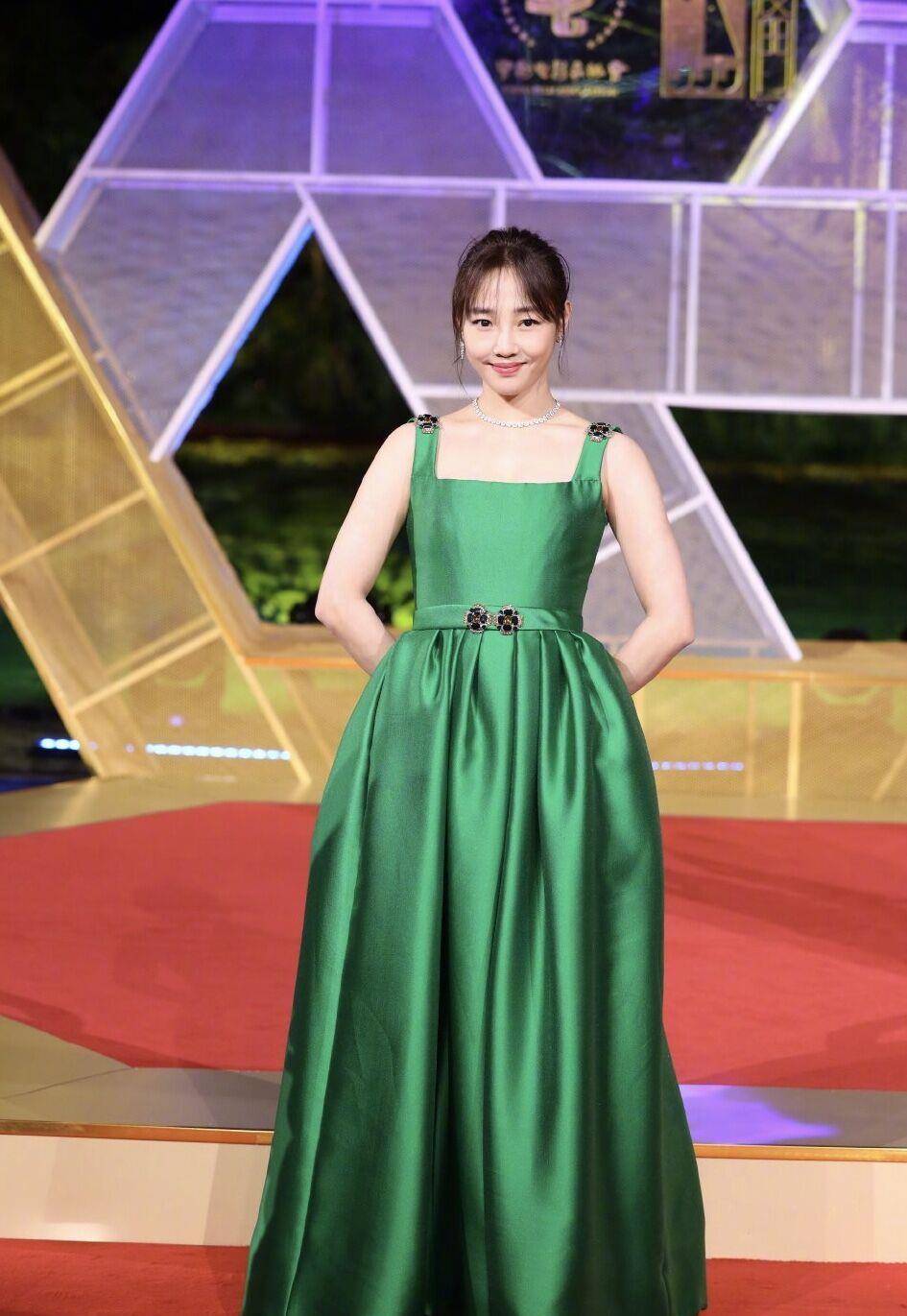 原创白百何大胆尝试时尚纱裙秀出时尚好身材清新自然太美了吧