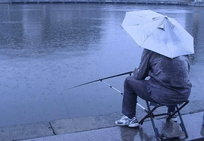 渔翁雨中垂钓的图片图片