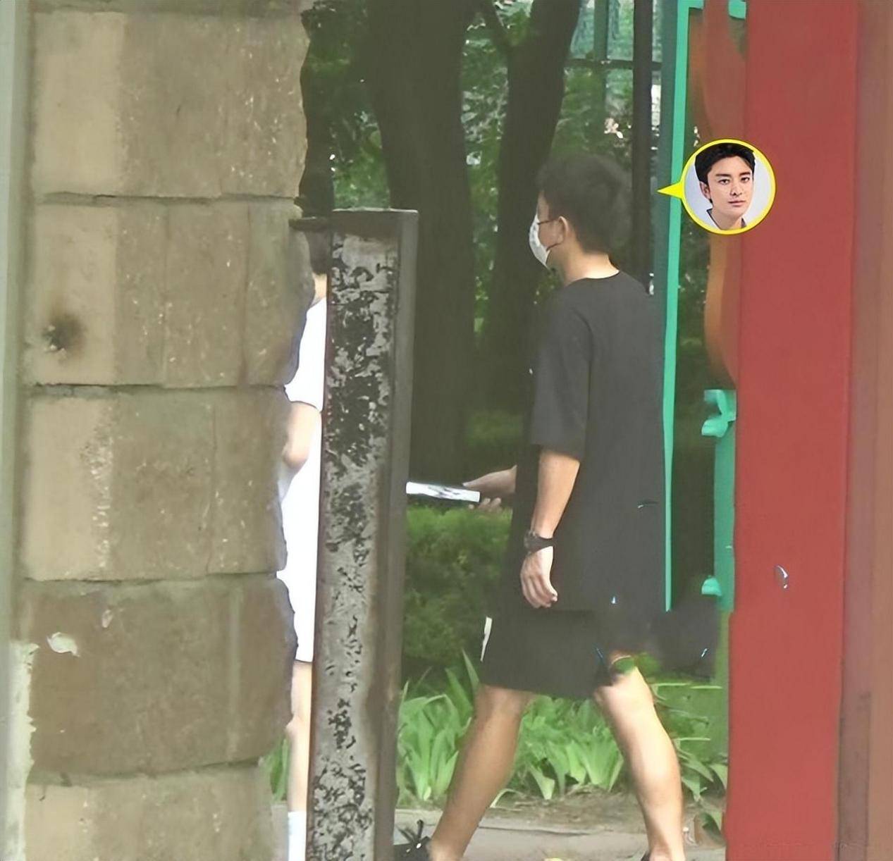 贾乃亮带货翻车后首现身,陪女儿甜馨逛公园