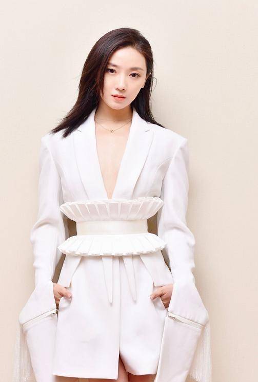 菅纫姿展万种时尚,白衬衫配修身半裙干净清爽,编发