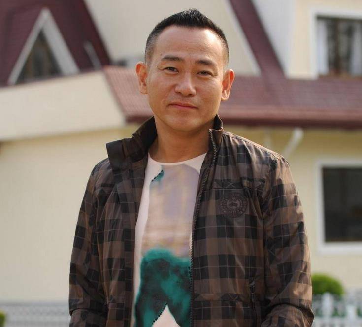 潜行狙击》中,他饰演的卧底邓国彬,还有在《雷霆扫毒》里的魔警潘学礼