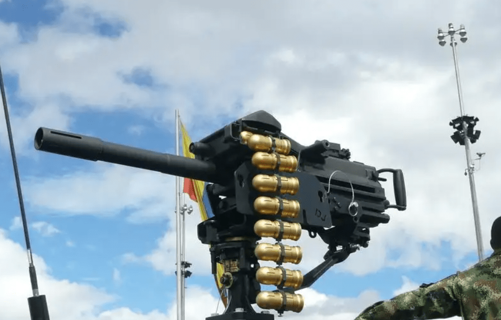 乌军无人机投放40mm榴弹,摧毁一辆俄军坦克_敌方的_俄罗斯_攻击