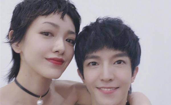 郭采洁助阵郭敬明,红毯再现"顾里女王范",一秒回到《小时代》_短发