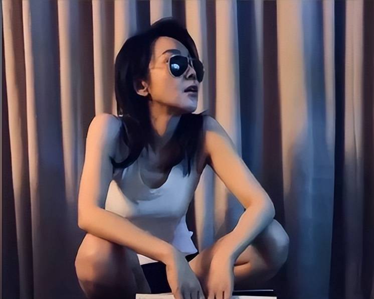 身价上亿的她认赵本山当哥,离婚后3次吃“嫩草”