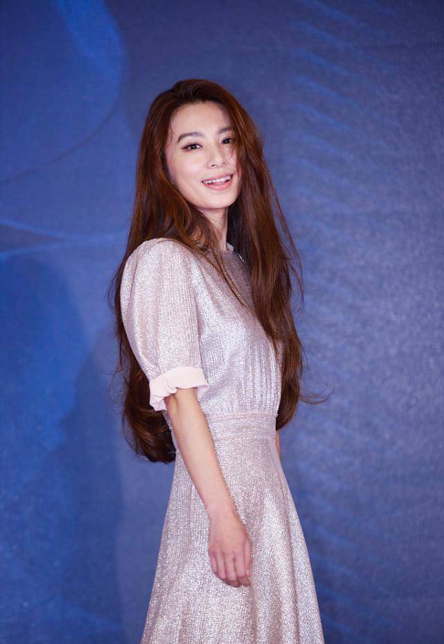 原创田馥甄现身活动穿亮片长裙很闪耀加上这头长发气质更好