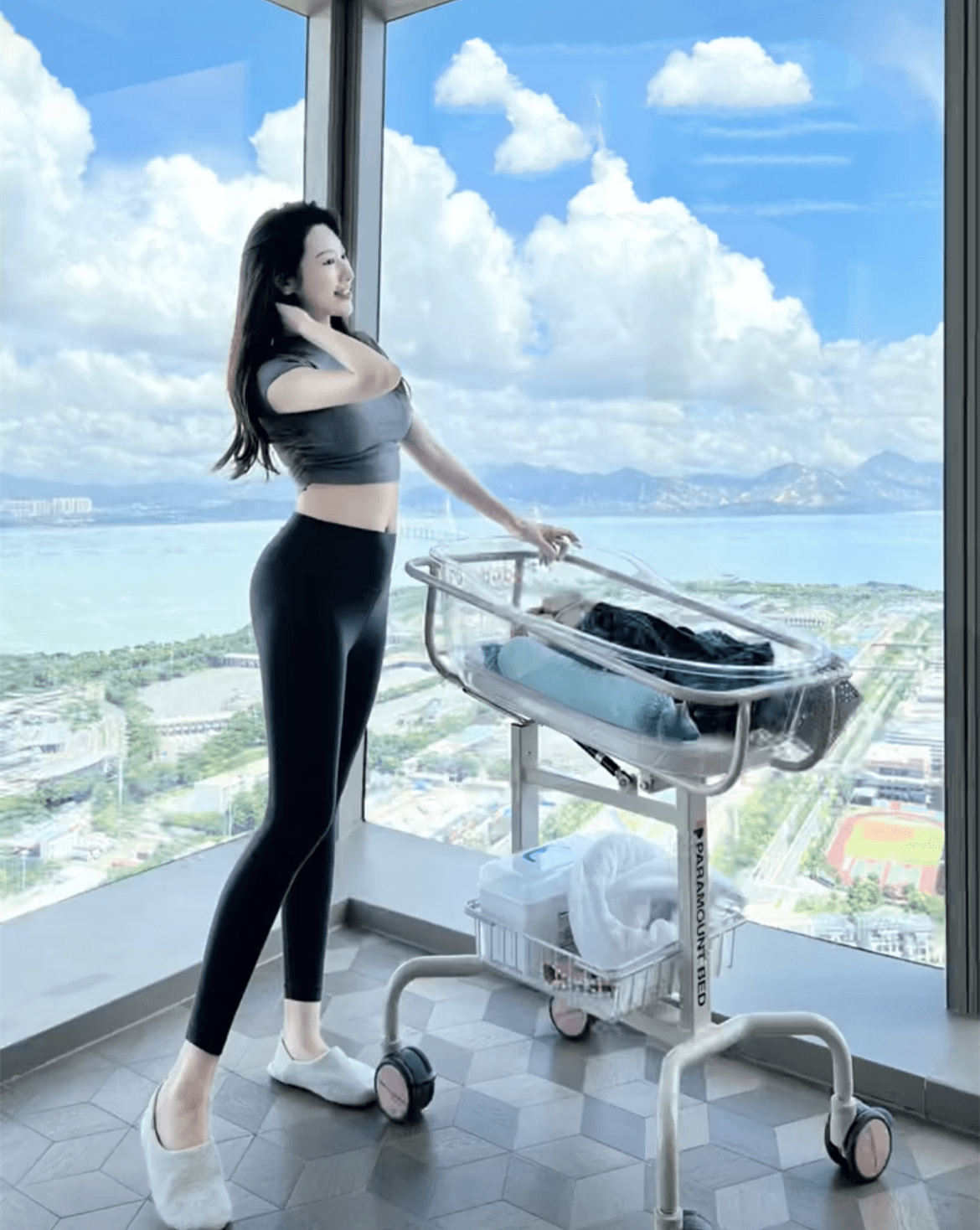 上个月初,张嘉芸官宣产女消息,随后便入驻奢华月子