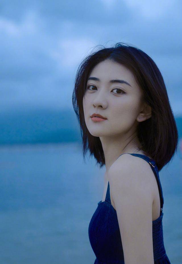 梁洁夏日海边写真释出,纯真灵动,少女感十足!_蓝色_短发_造型