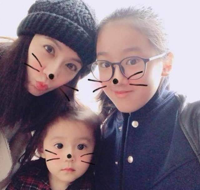 贾静雯带咘咘探望梧桐妹,这些细节显得姐妹俩超亲密!_妈妈_姐姐_照片