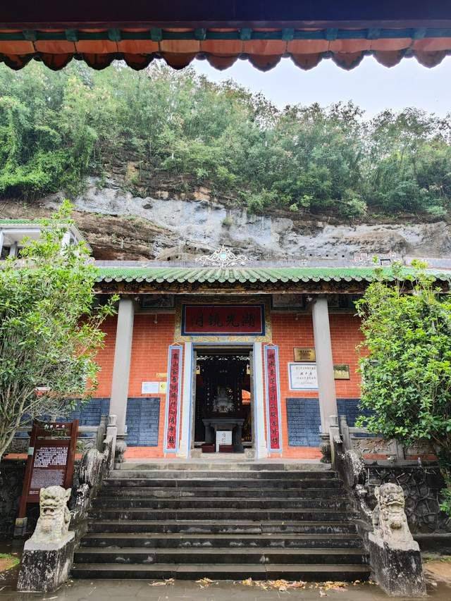 湛江有座修在火山口的寺庙,背靠熔岩石,香火挺旺