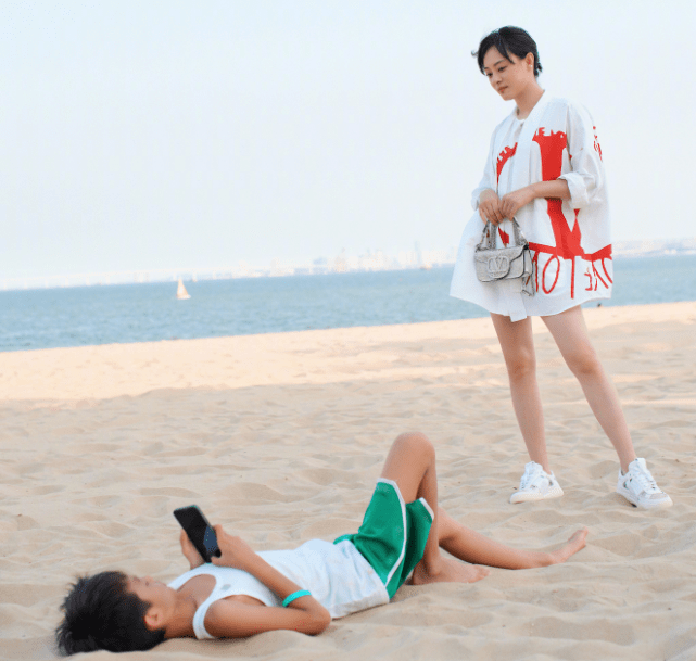 10岁等等为妈妈拍照,孙俪穿超短裤炫大长腿