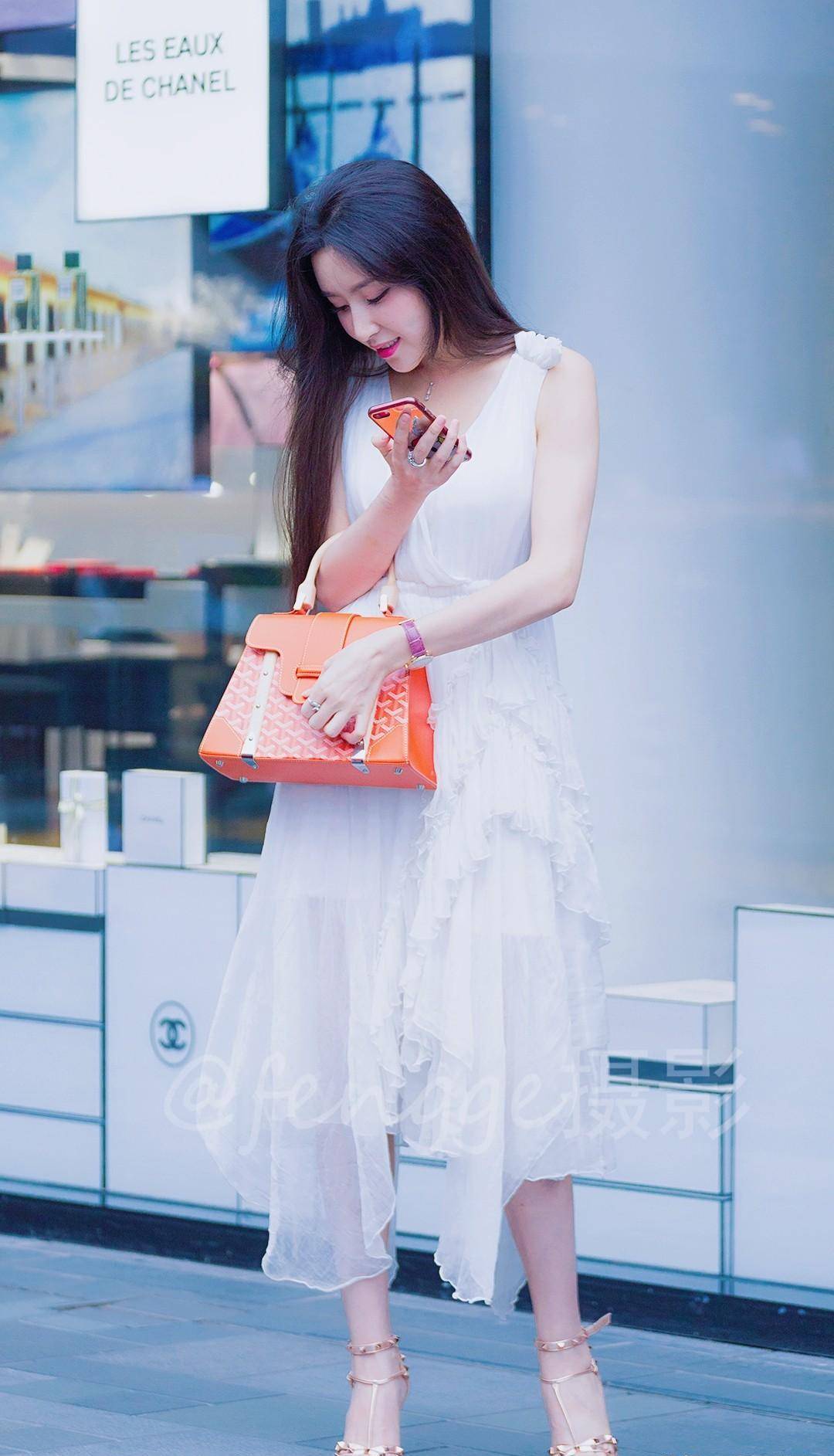 穿白裙子的姑娘,人美裙子美脚丫也很美,好像还有点自恋_美女_仙女