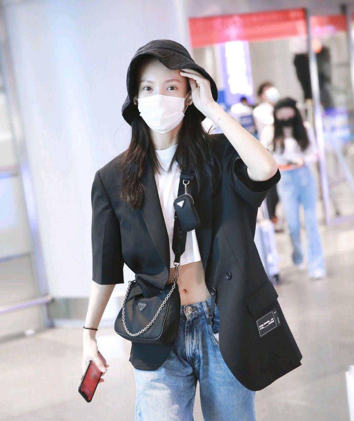 被金晨穿出了随性洒脱的气息,这确实是很典型的男友风穿搭风格,拥有好