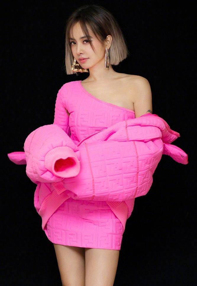 原创40岁蔡依林太有料穿紧身运动衣秀凹凸感好身材暴露无遗