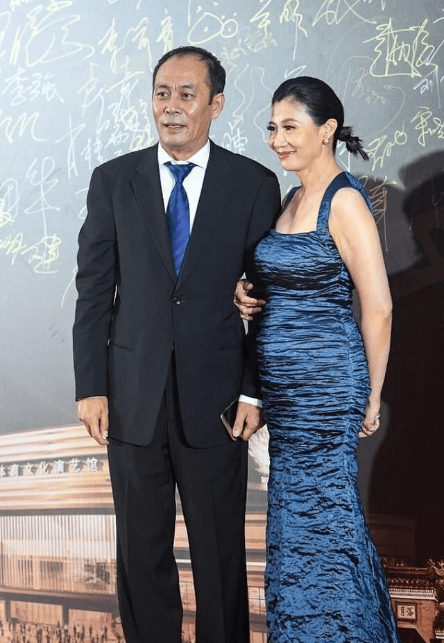 张光北老婆真自信穿蕾丝裙肚腩麒麟臂一样不少好在气质优雅