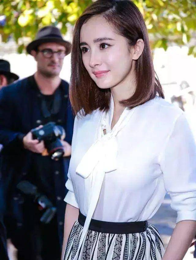 原创34岁的杨幂一头大波浪好迷人人间水蜜桃休闲卫衣穿出时尚妩媚