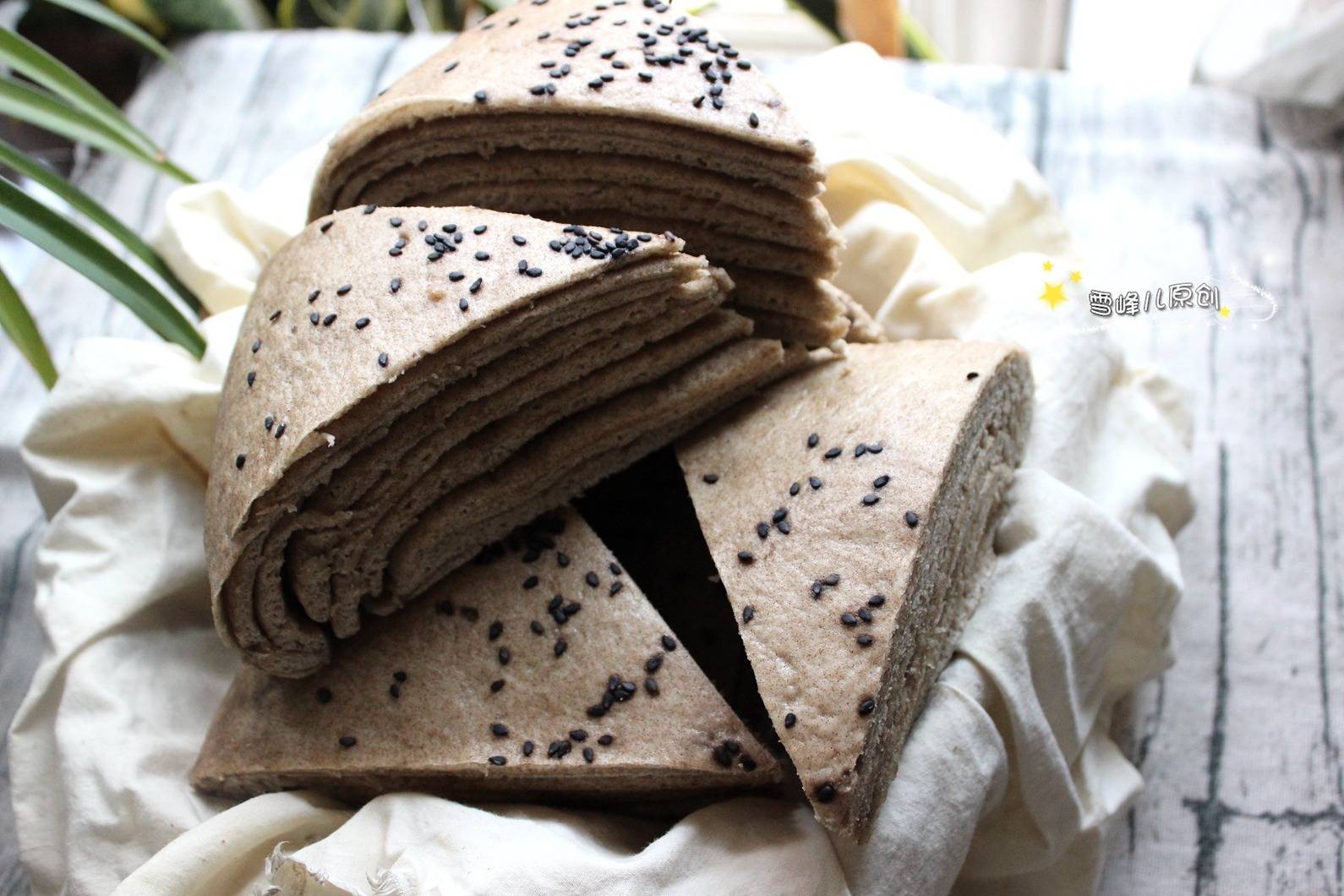 荞麦蒸饼的做法:材料:面粉200克,荞麦粉200克,酵母粉3克,黑芝麻少许