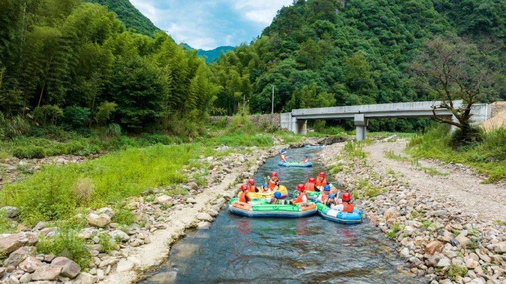 竹深树密虫鸣处,时有微凉不是风,桐庐加勒比漂流乐园,位于高山环绕的