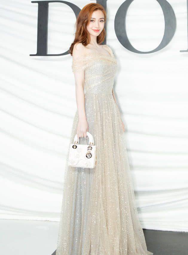 杨颖身材真好裙子太紧扣子都要崩开了穿拖鞋出门就是任性