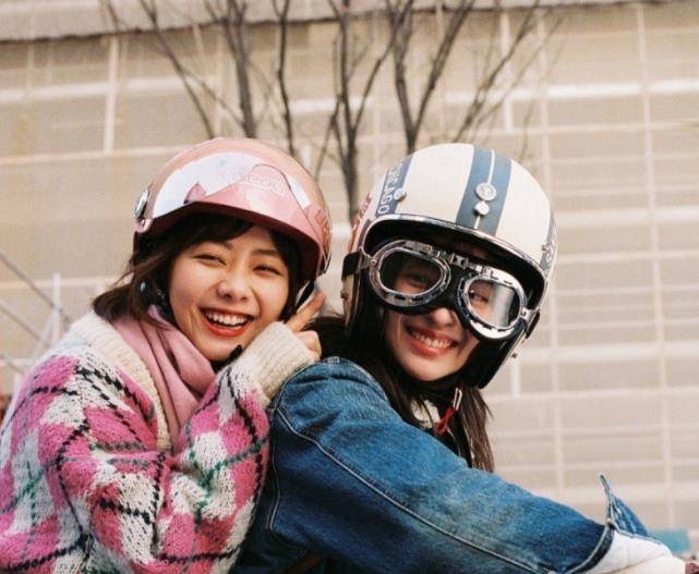 钟楚曦合照不开美颜,忽略了素颜的谭松韵:这长相还是初恋女神?