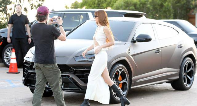 詹娜清爽上街 高调 炫腹 遭男粉丝近距离偷拍 身边无保镖 粉紫色