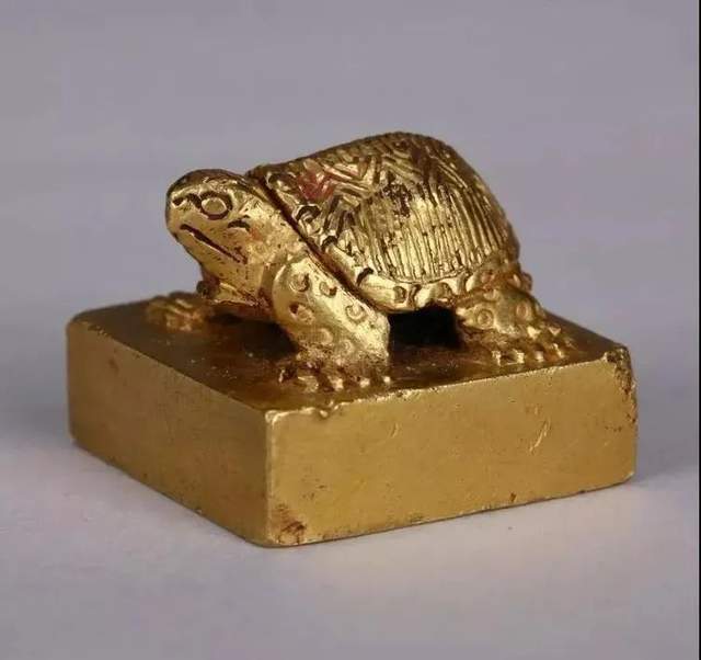 1982年重庆市民刘定全在嘉陵江边散步时无意中拾得"偏将军印章"金印