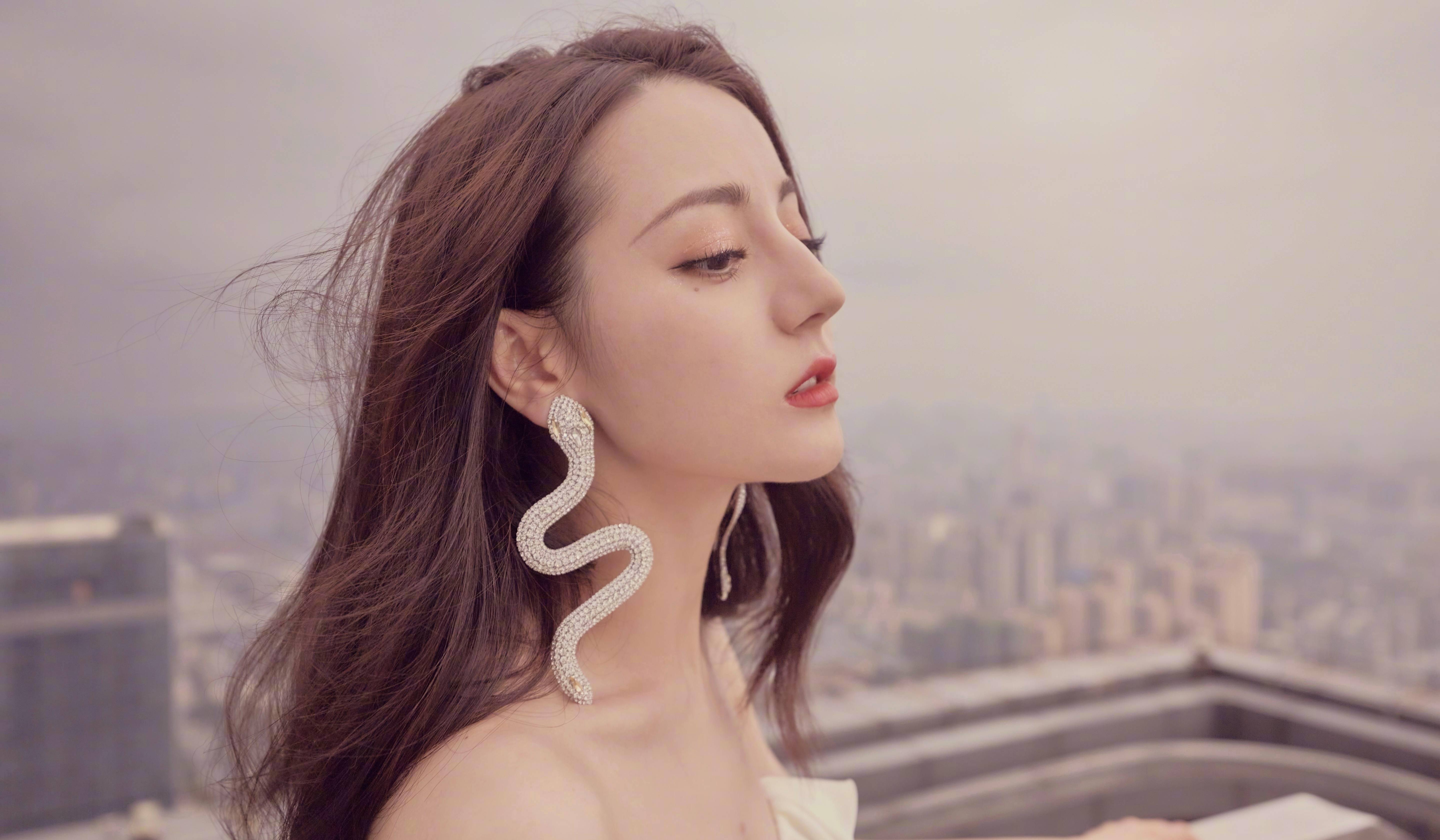 原创迪丽热巴高时尚长裙真实魅力无限白蛇耳饰更添高冷气场