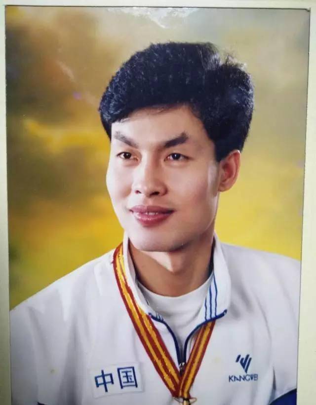 如今欧阳锦城也继承了父亲的篮球基因,有出众的身材和天赋,成为宏远三