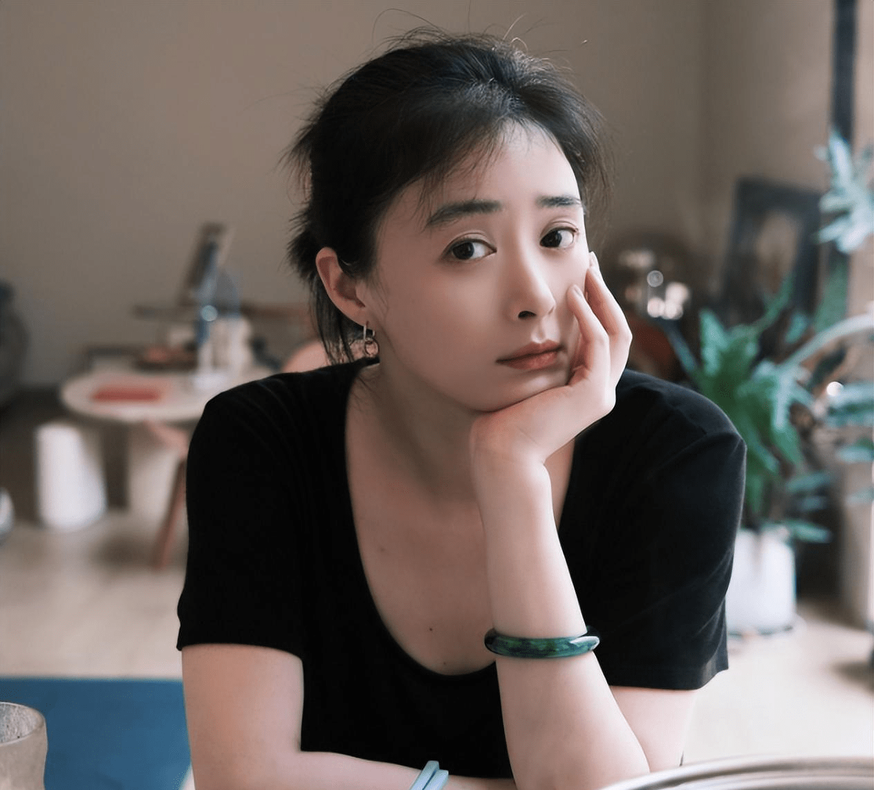 蒋欣穿短裤大秀美腿!