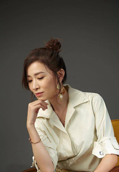 原创佘诗曼晒自拍妆容精致今天我要给大家介绍一个全面的她请看