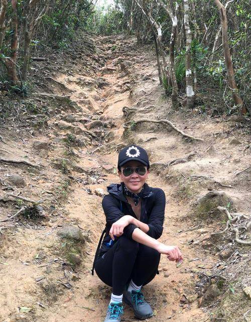 而且感觉刘嘉玲开始了跑步之后真的是越跑越瘦了呀,这个腿看起来未免