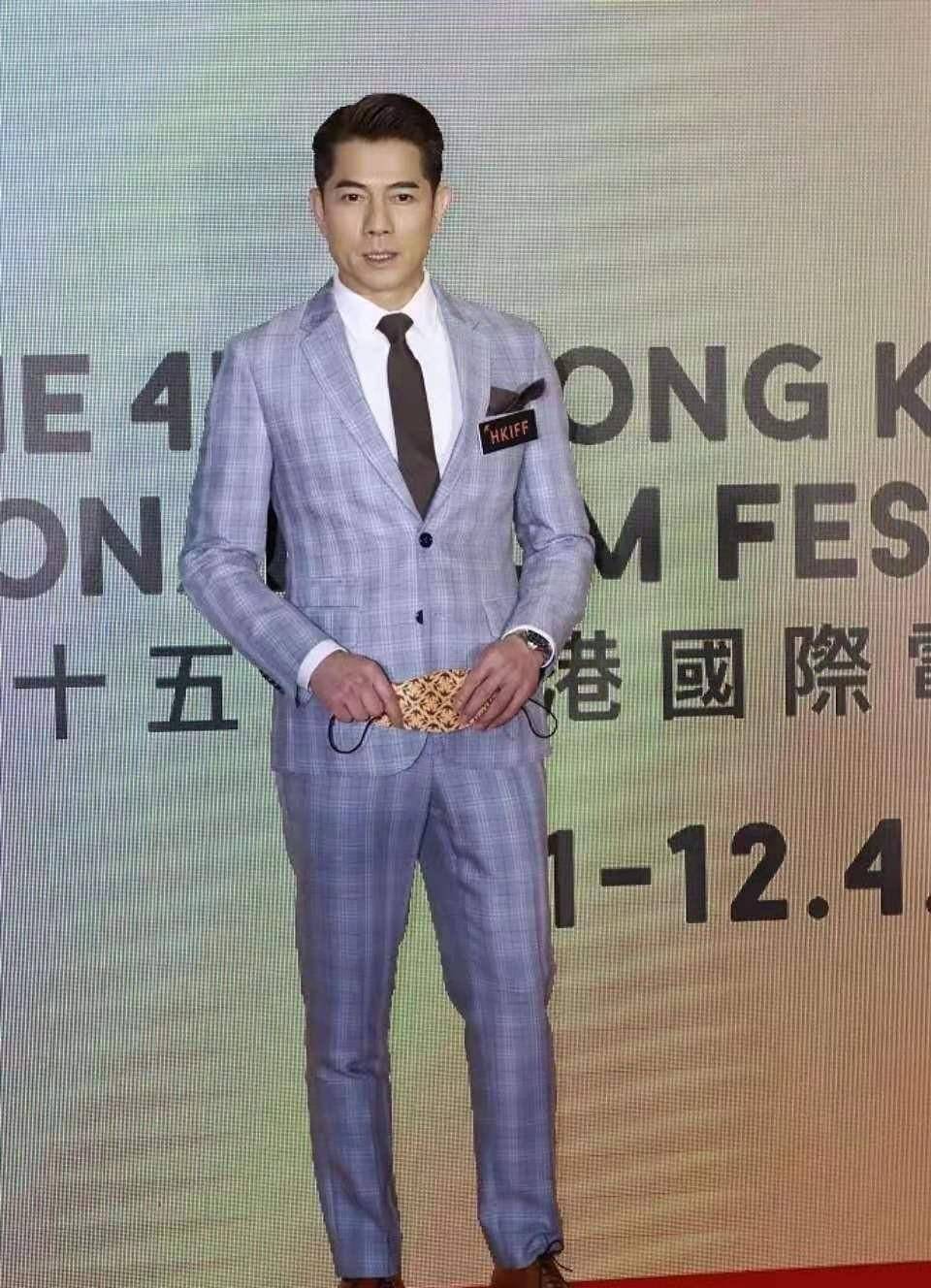 原创香港电影节56岁林雪罕见现身穿西装胖成球洪金宝拄拐穿睡衣