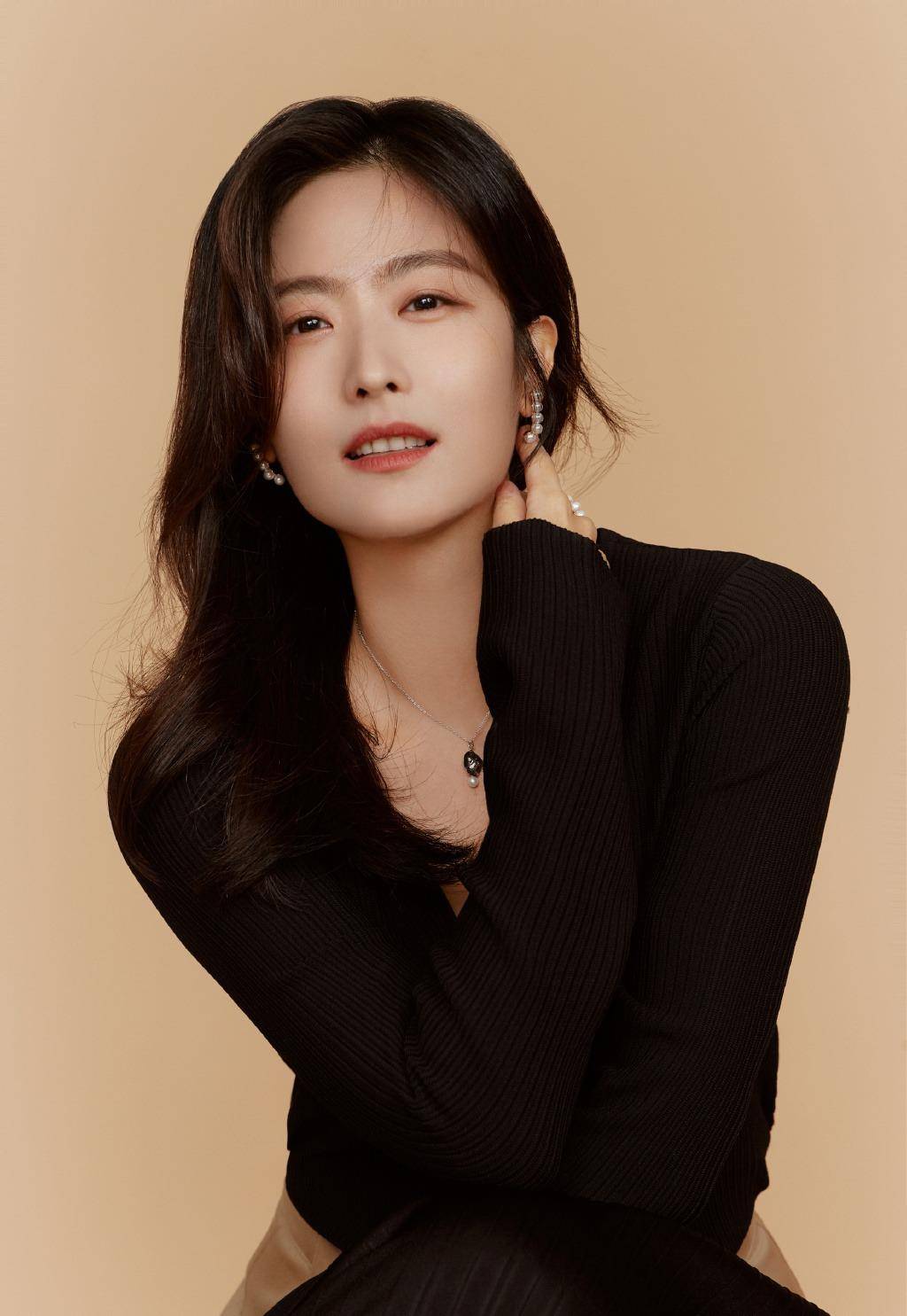 徐百卉气质太高级,穿黑色针织衫配拼接百褶裙,37岁美得好优雅_当徐