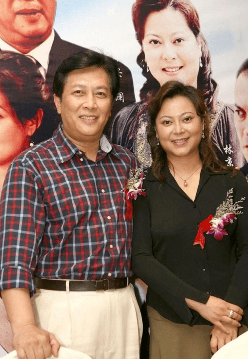 唐国强和老婆出游,混血妻子虽身材发福严重,却依旧美得典雅端庄_黑色