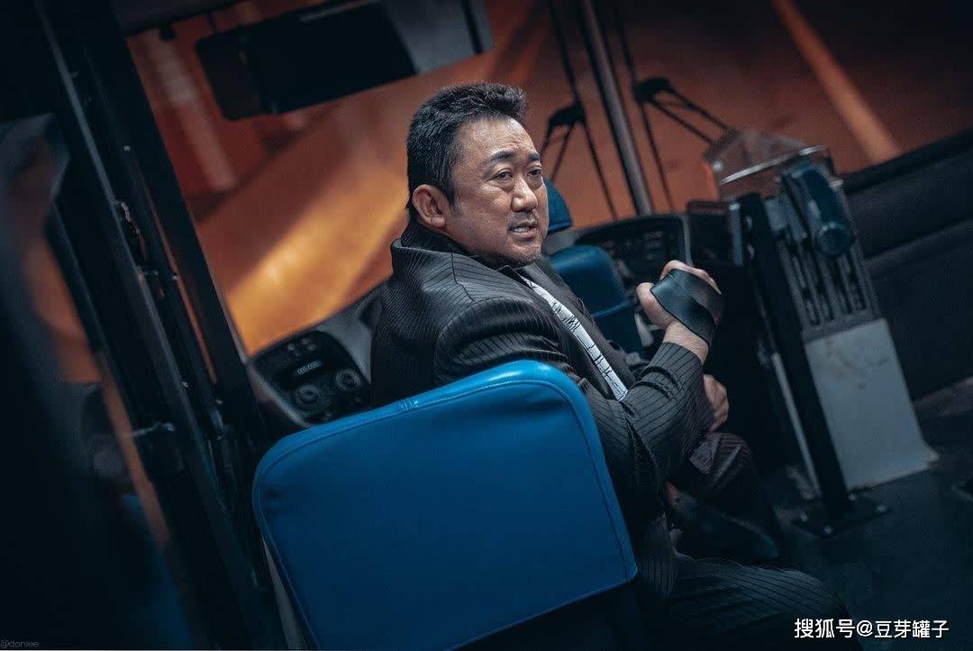 马东锡之前在宣发会上,将《犯罪都市》尹启相所饰演的反派形容成