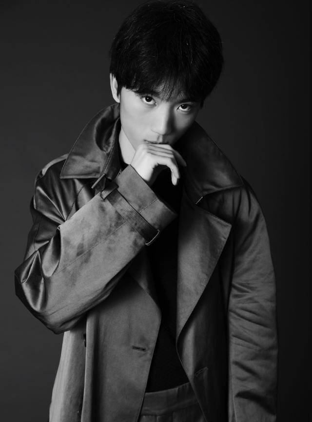 70岁张艺谋为19岁长子庆生,张壹男和同父异母姐姐追随老爸当导演_陈婷