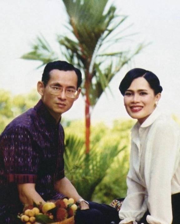 却在50岁爱上身边保镖,如今孤独终老_诗丽吉_普密蓬_王室