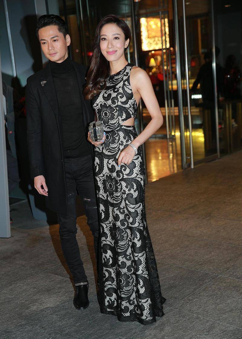 杨怡气质惊艳,穿一袭黑白色结合的刺绣礼服裙亮相,很有豪门范_好身材