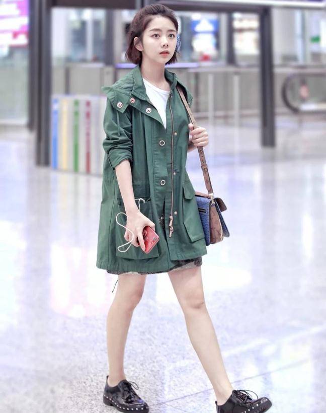 原创谭松韵不改低调作风一身牛仔装出行清爽可人像个18岁的少女