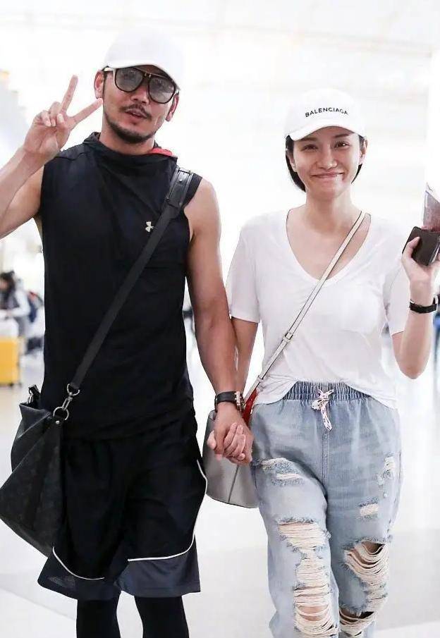 杨烁一改油腻风,穿破洞裤带老婆走机场,一把将老婆搂怀里好霸道